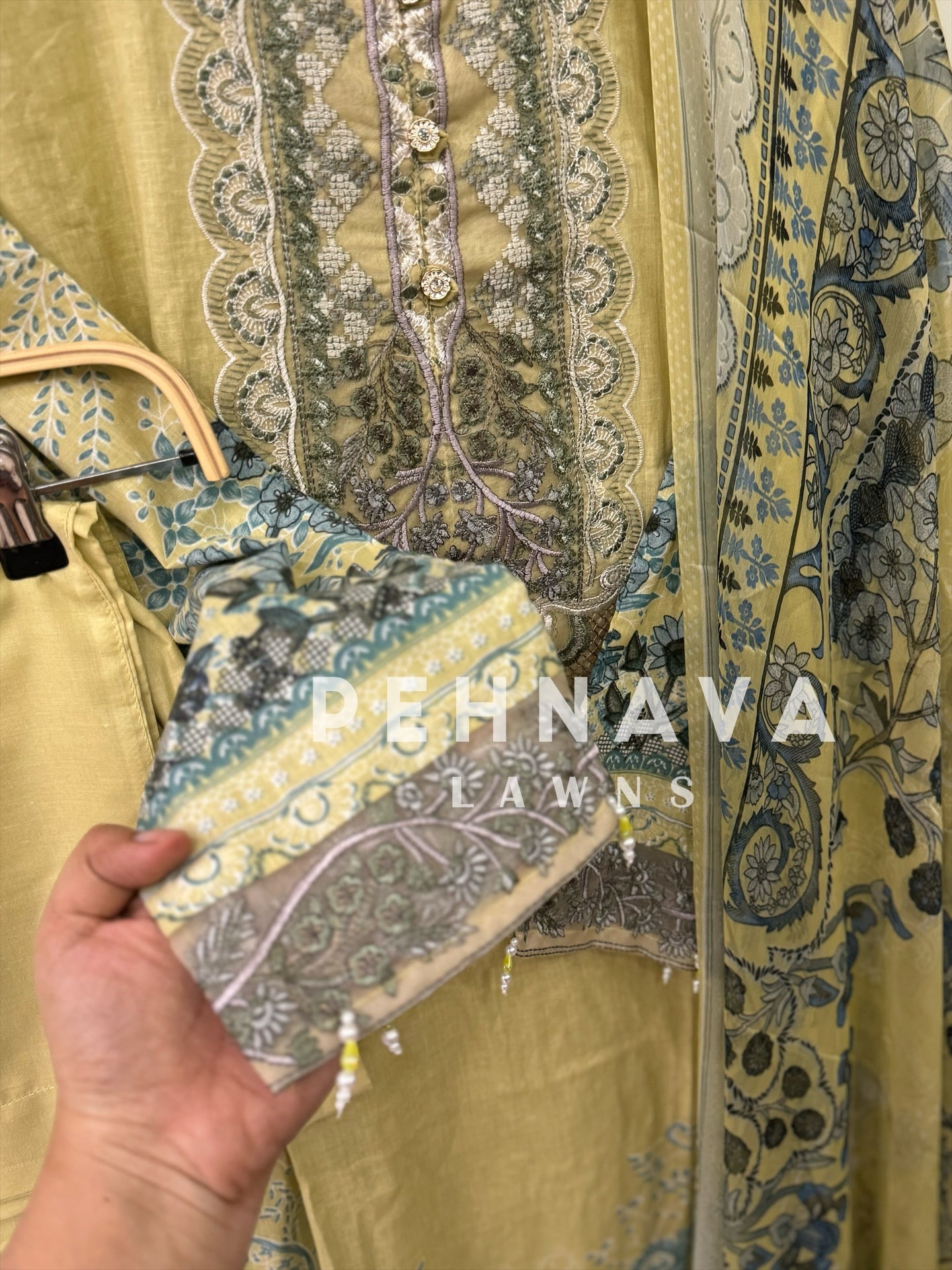 Beautiful printed suit with chiffon dupatta-6001