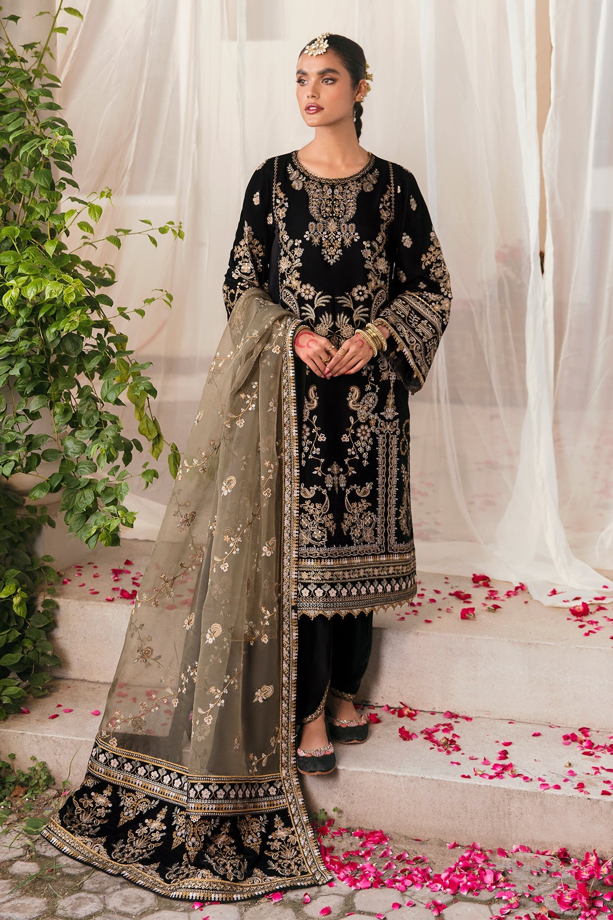 Embroidered velvette suit-1456