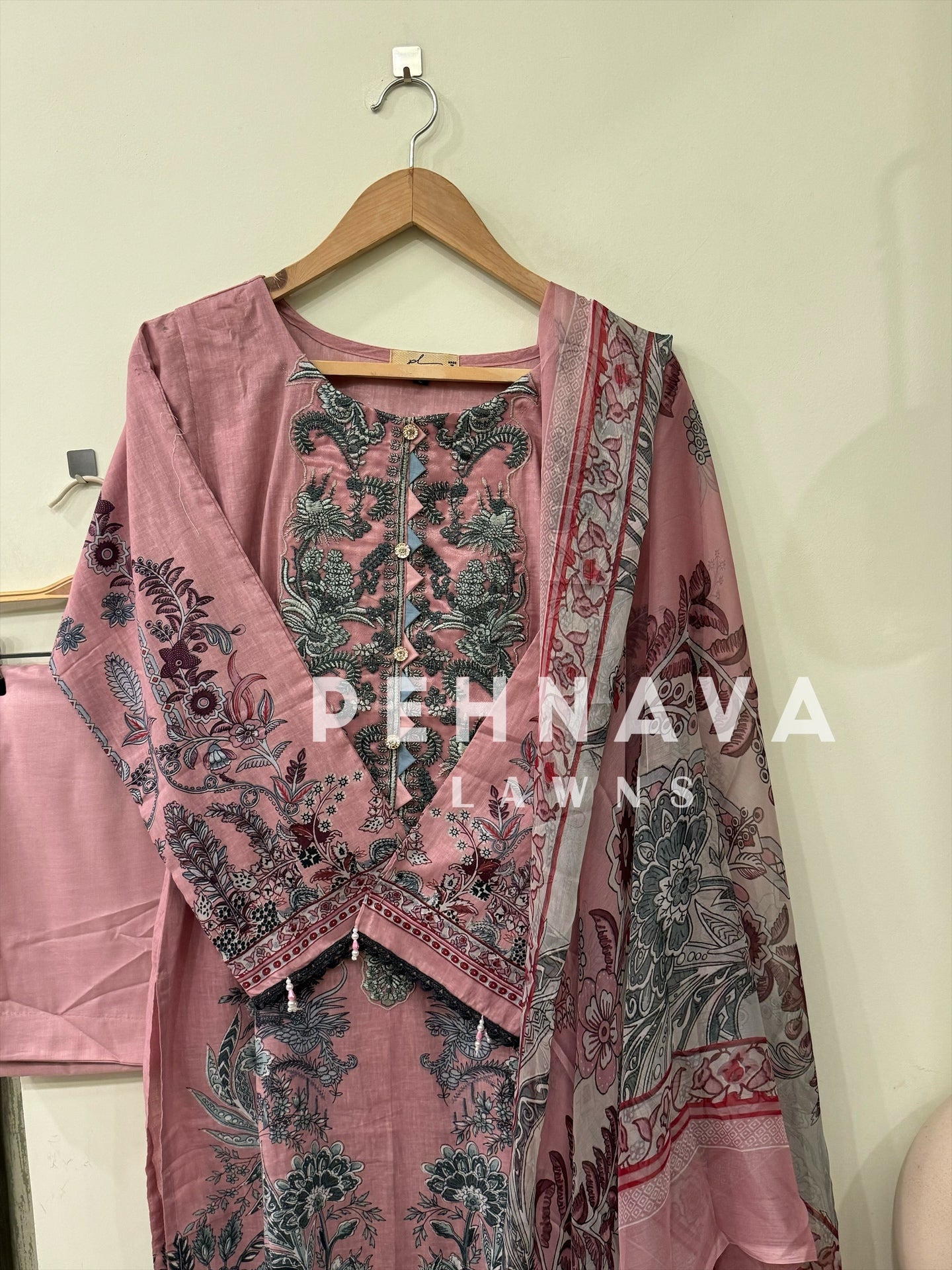 Beautiful printed suit with chiffon dupatta-6003