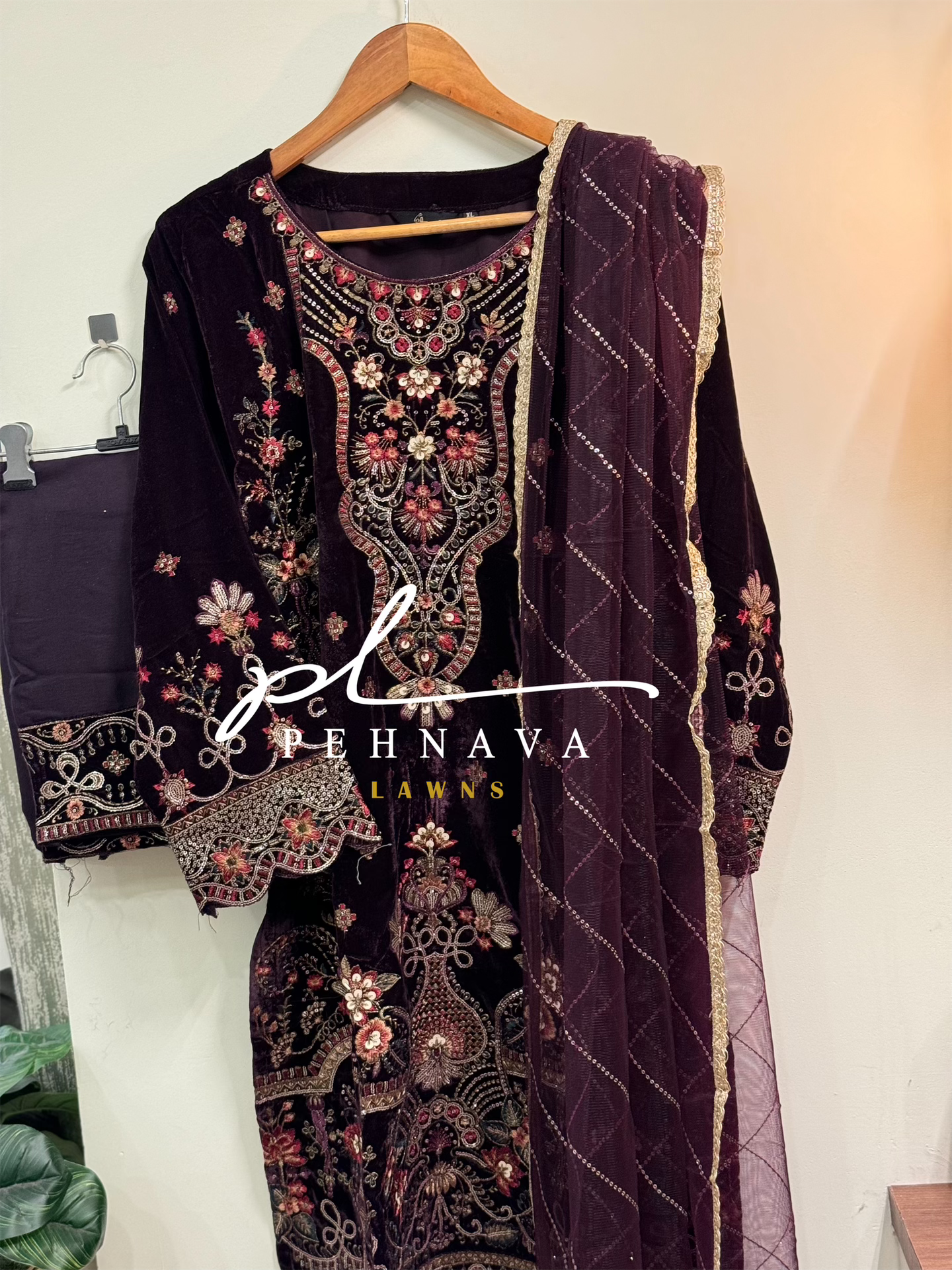 Embroidered velvette suit -1067