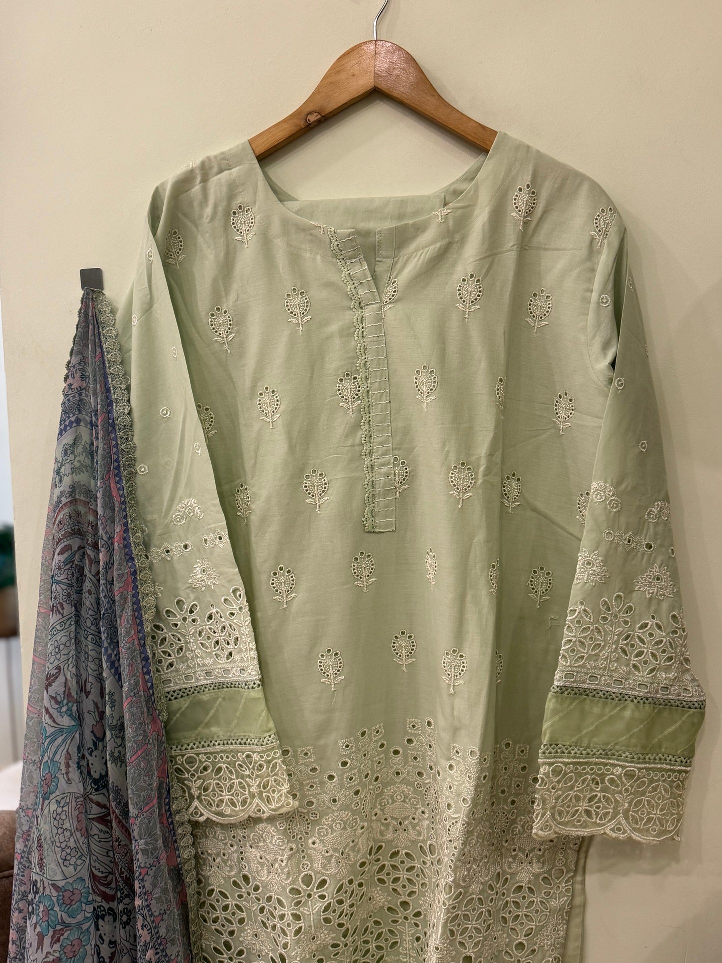 Pakistani embroidered suit with chiffon dupatta-1001(N)