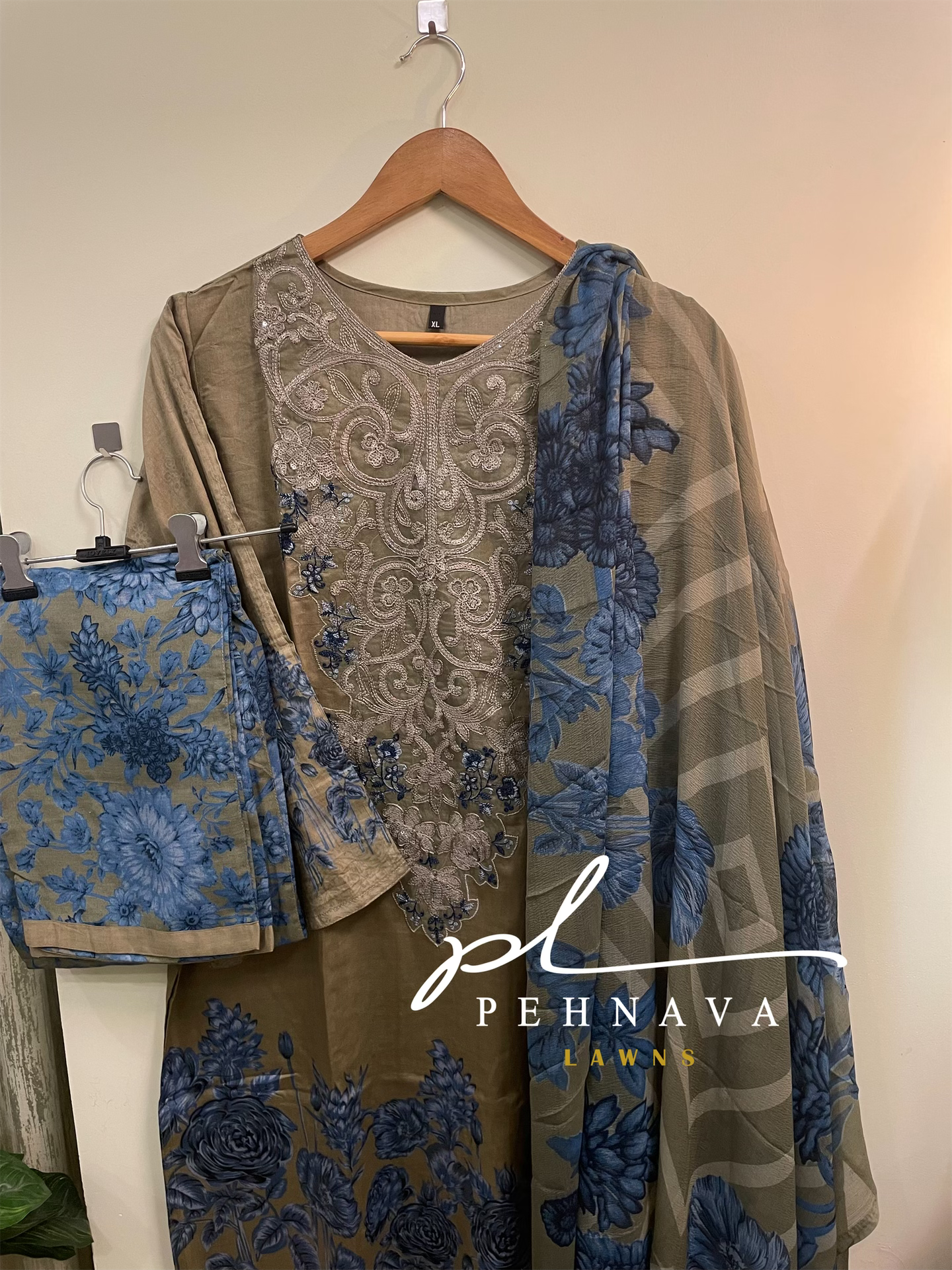 Printed casual suit with chiffon dupatta-3199